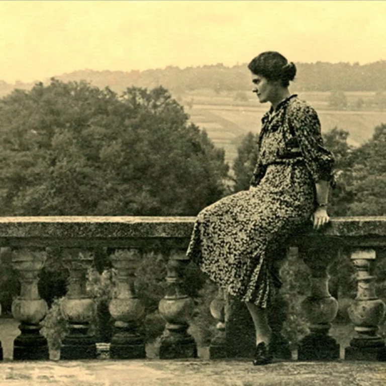 Karolina Lanckorońska na tarasie w pałacu w Rozdole, obecnie Ukraina - rok 1938 - Poczet Fantastycznych Polaków - Est.966