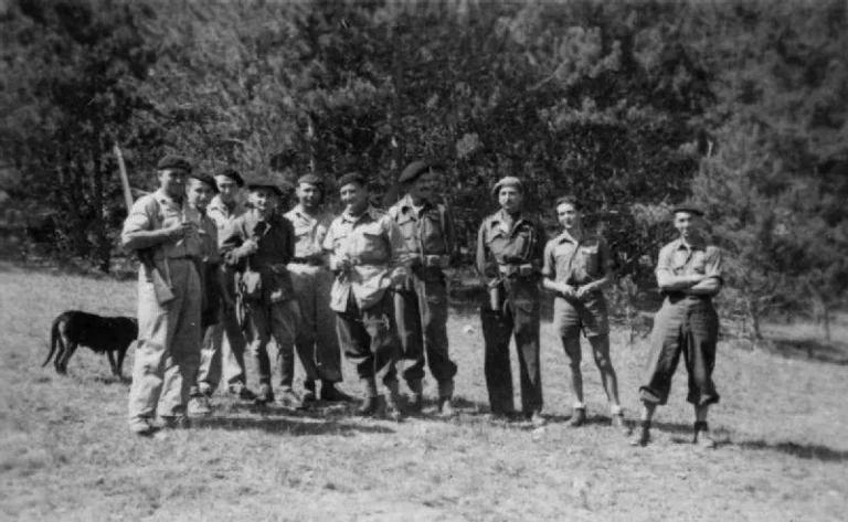 Maria Krystyna Skarbek - prawdopodobnie - druga od prawej - wśród partyzantów francuskiego ruchu oporu - sierpień 1944 - Poczet Fantastycznych Polaków - Est.966