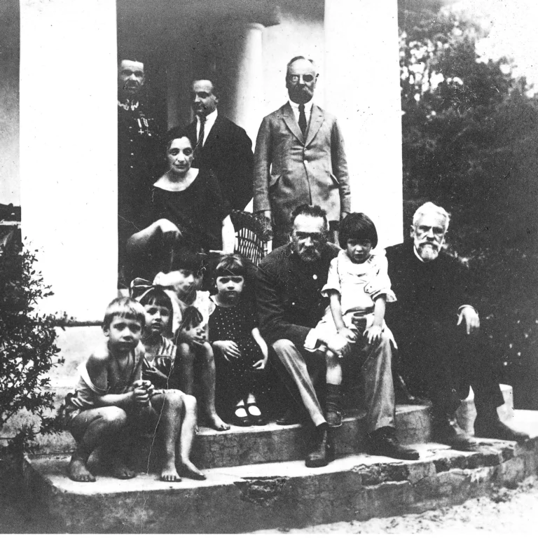 Odo Bujwid i Józef Piłsudzki - wraz z rodziną w domu