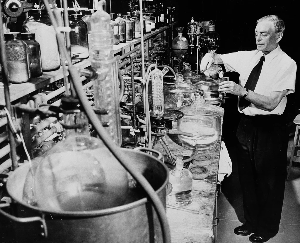Kazimierz Funk przy pracy w laboratorium - poczet fantastycznych Polaków - Est.966