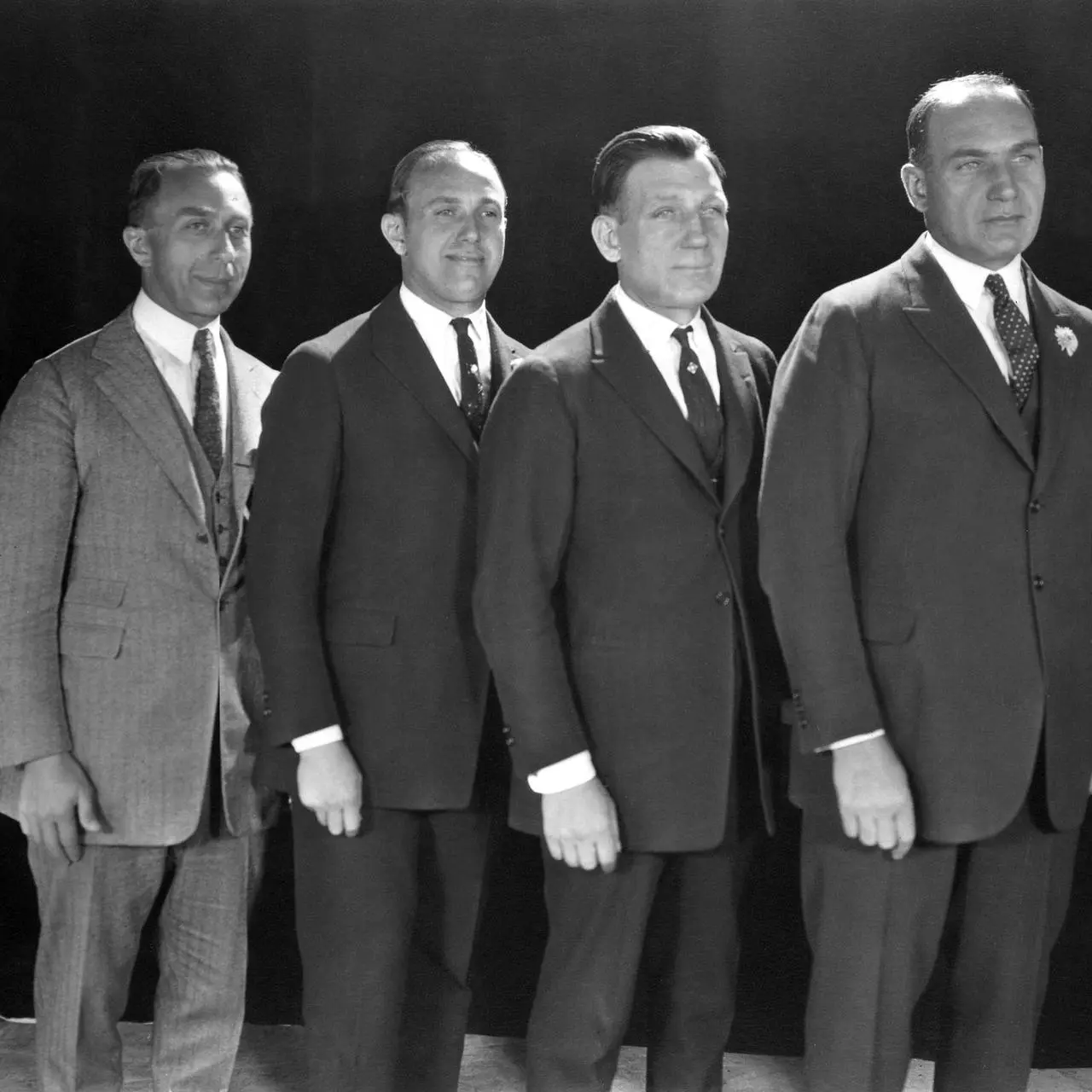 Bracia Warner - Polacy w Hollywood - Poczet Fantastycznych Polaków - Źródlo zdjęcia: https://tvn24.pl/kultura-i-styl/100-lat-warner-bros-z-mazowsza-do-ameryki-o-czterech-braciach-ktorzy-stworzyli-rozrywke-st6875618